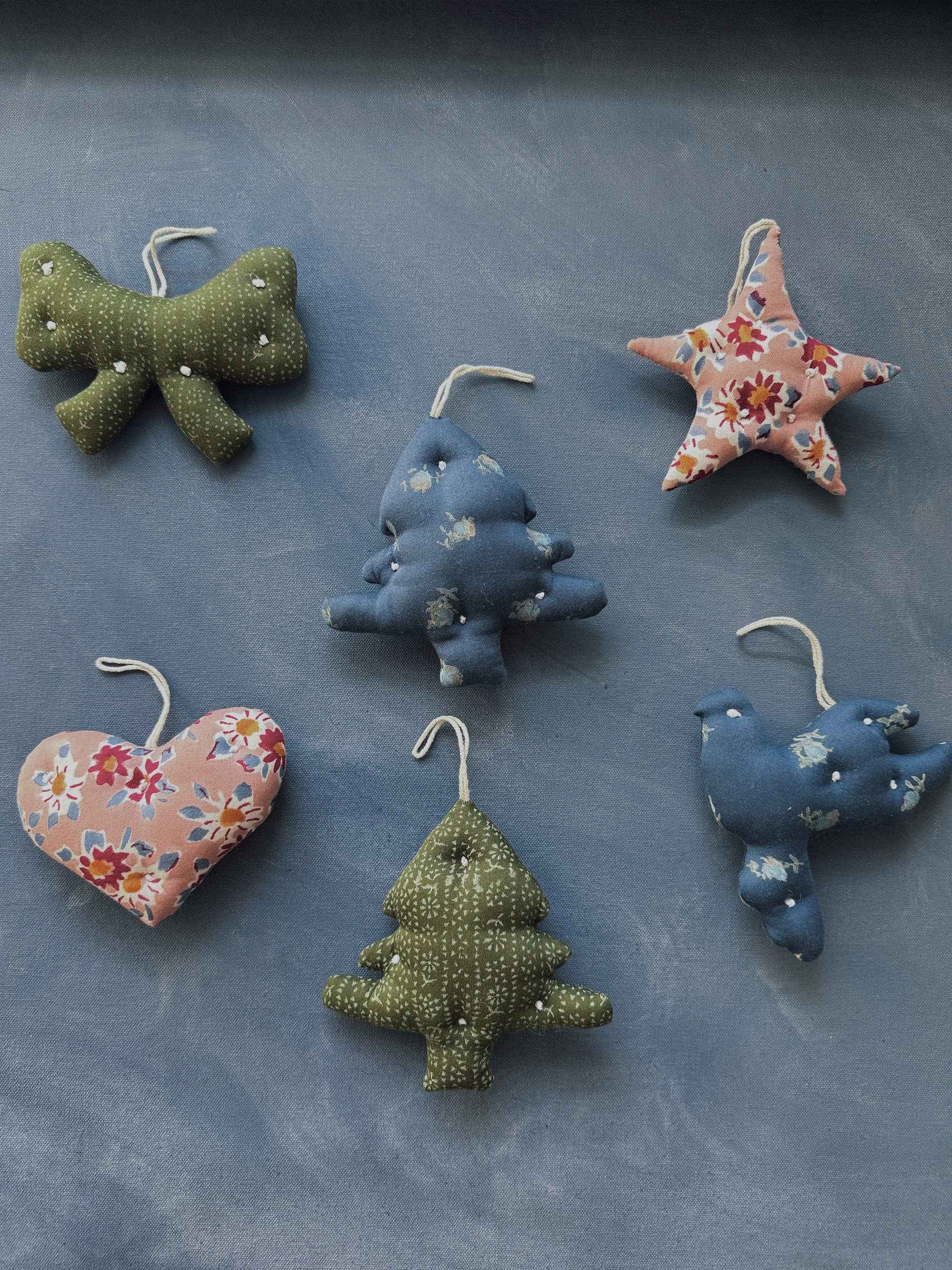 Peace Dove Ornament, Ditsy Rose Lake