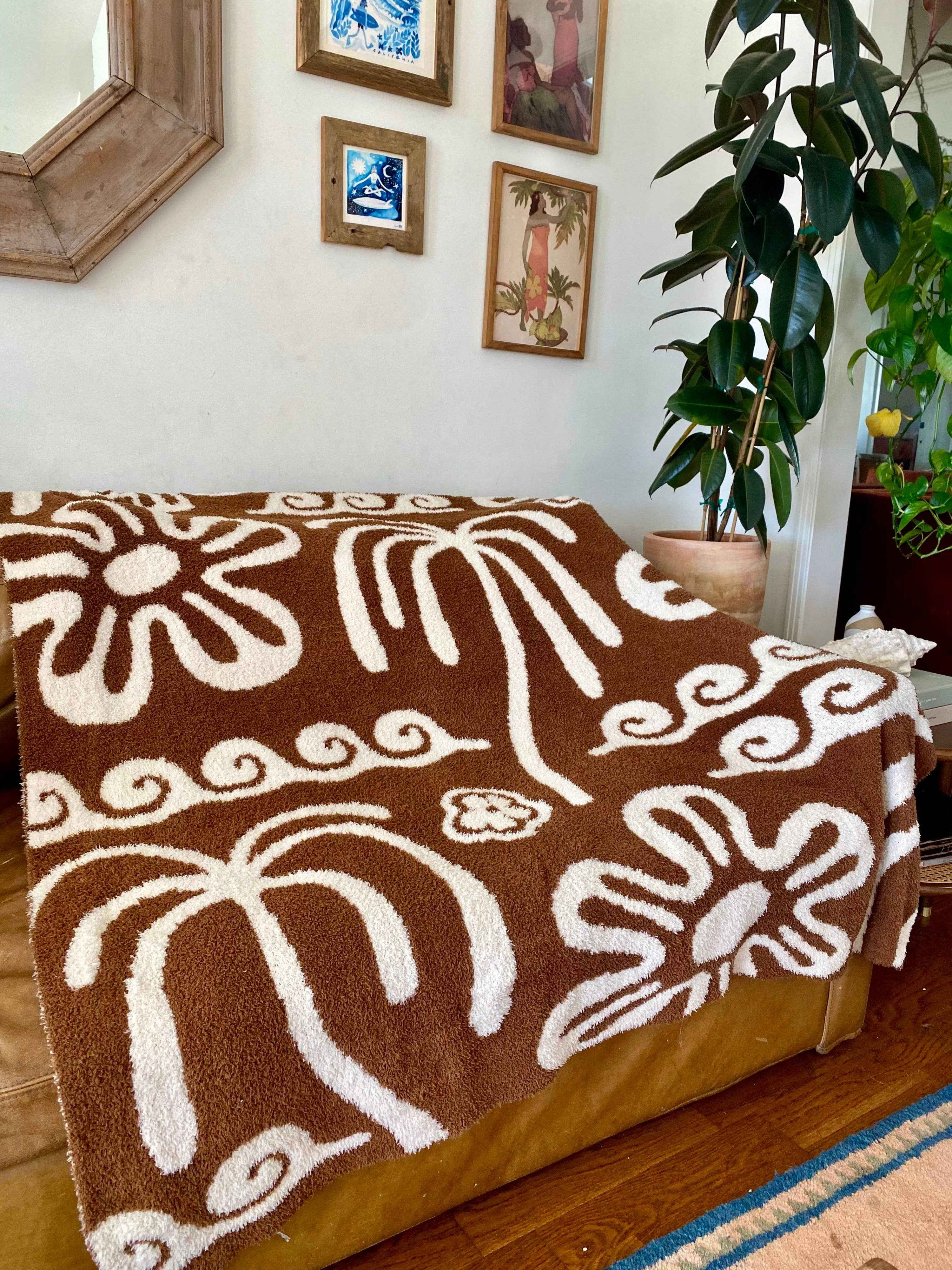Hanalei Plush Throw - Mocha & Cream