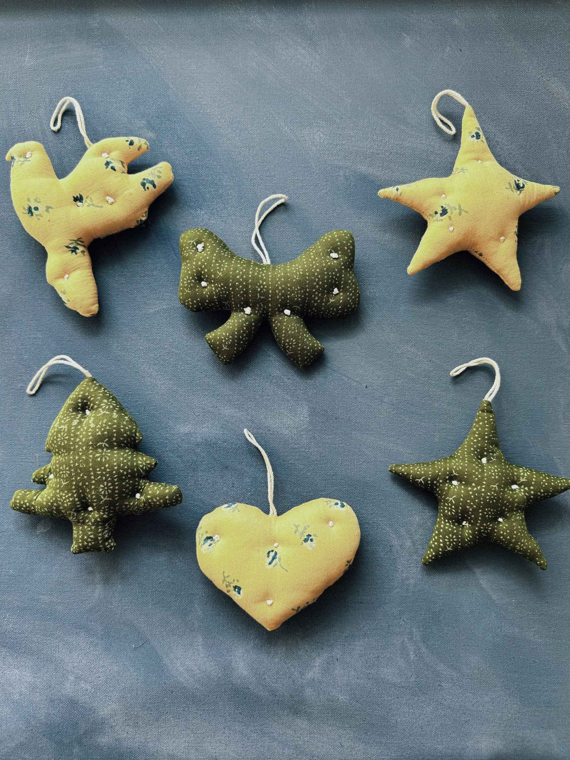 Peace Dove Ornament, Ditsy Rose Straw