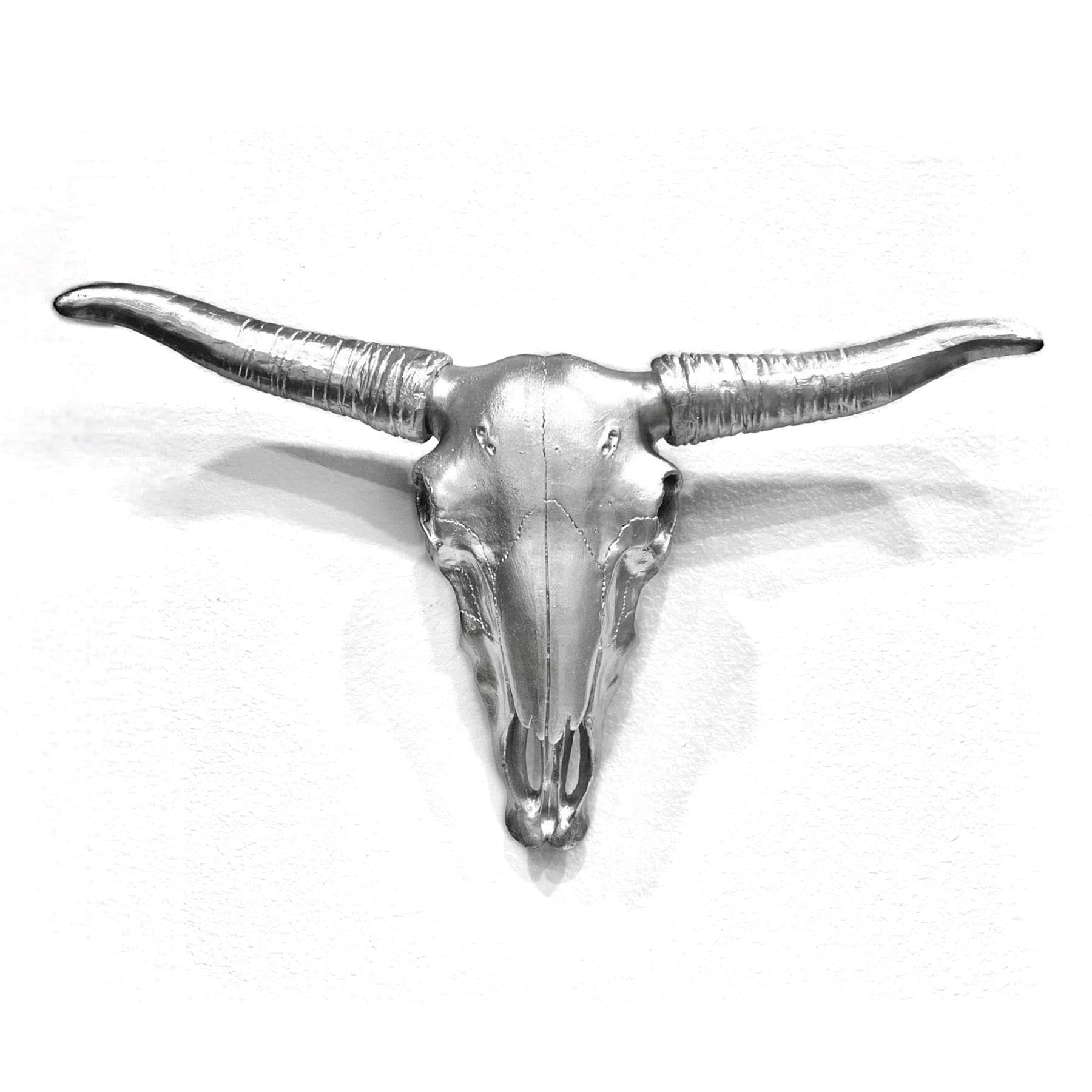 OVERSIZED METALLIC SILVER BULL SKULL - Arte House