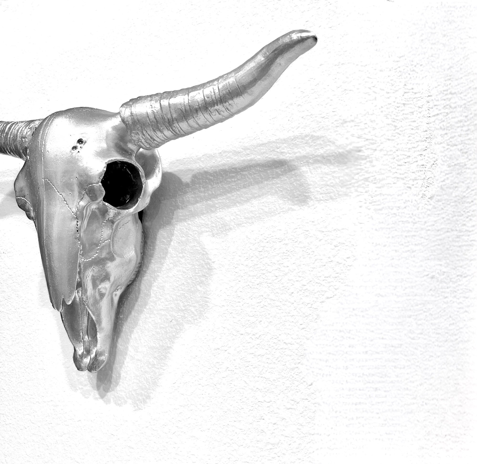 OVERSIZED METALLIC SILVER BULL SKULL - Arte House